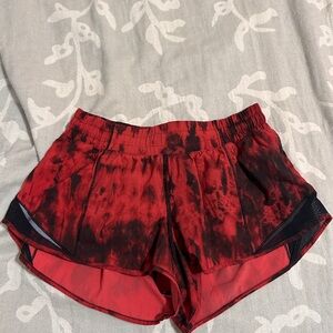 lululemon hotty hot 2.5 shorts Red & Black Tie-Dye